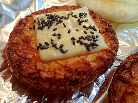 ペッパー/タルタルで チーズON醤油せんべい